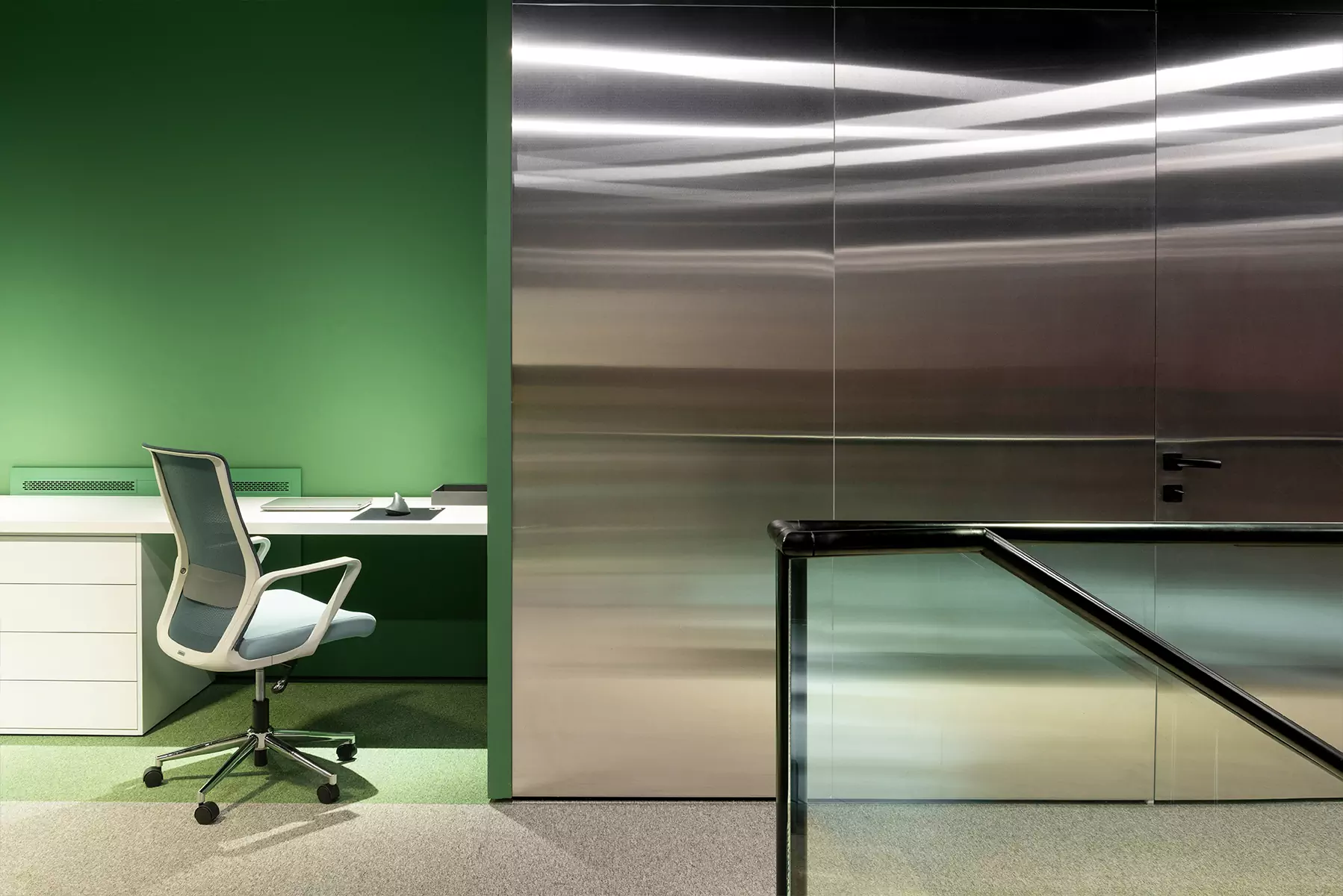 Четыре лестницы и комнаты со вторым светом в интерьере большой квартиры — проект Анастасии Ульяновой