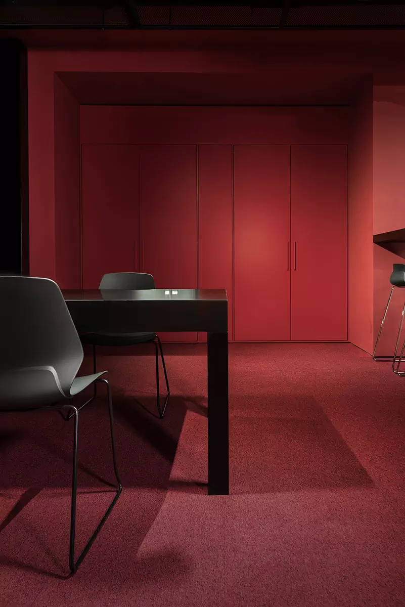 Четыре лестницы и комнаты со вторым светом в интерьере большой квартиры — проект Анастасии Ульяновой