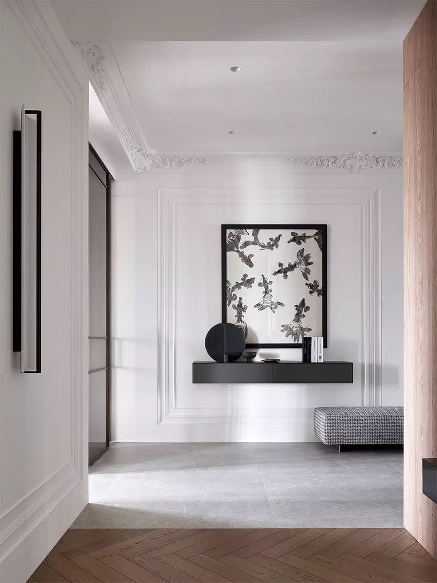 Парадная гостиная и классические молдинги в интерьере просторной квартиры — проект Инны Майерс
