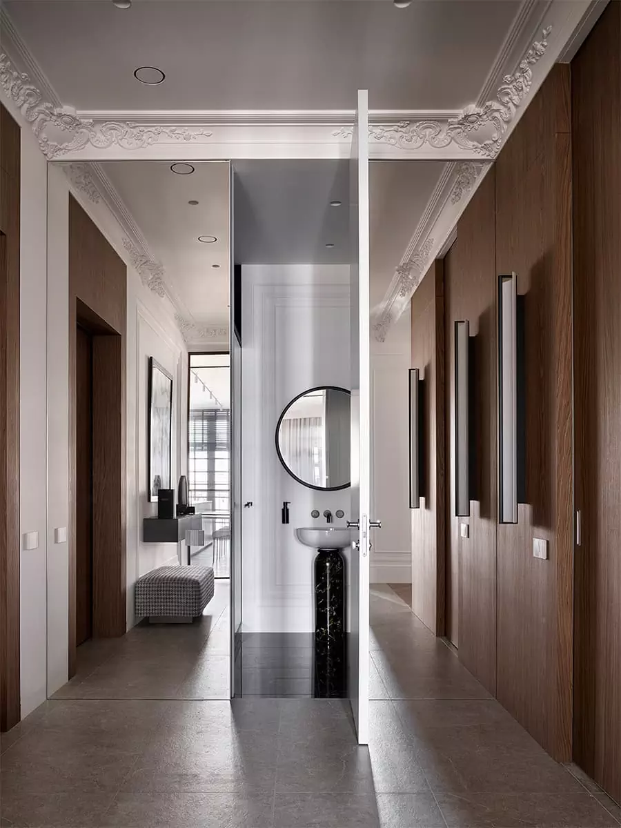 Парадная гостиная и классические молдинги в интерьере просторной квартиры — проект Инны Майерс