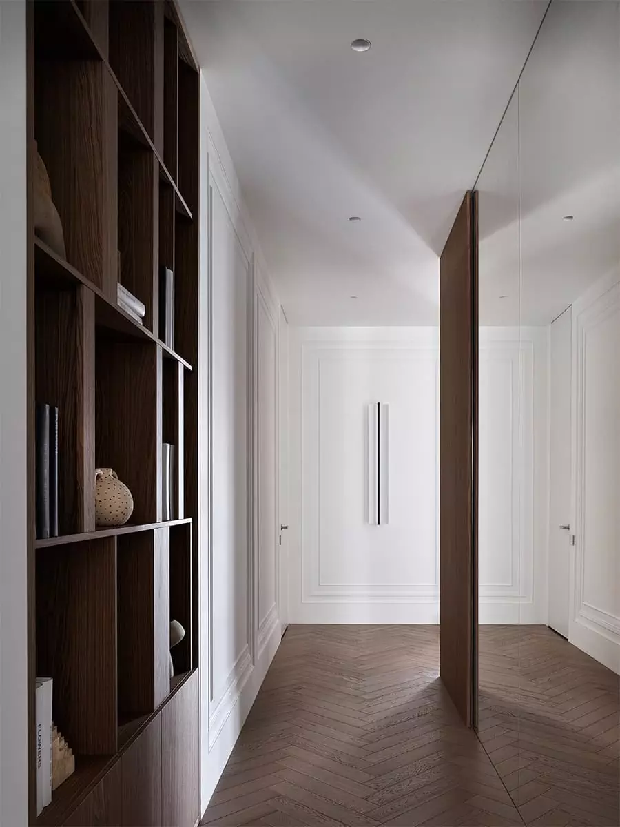 Парадная гостиная и классические молдинги в интерьере просторной квартиры — проект Инны Майерс