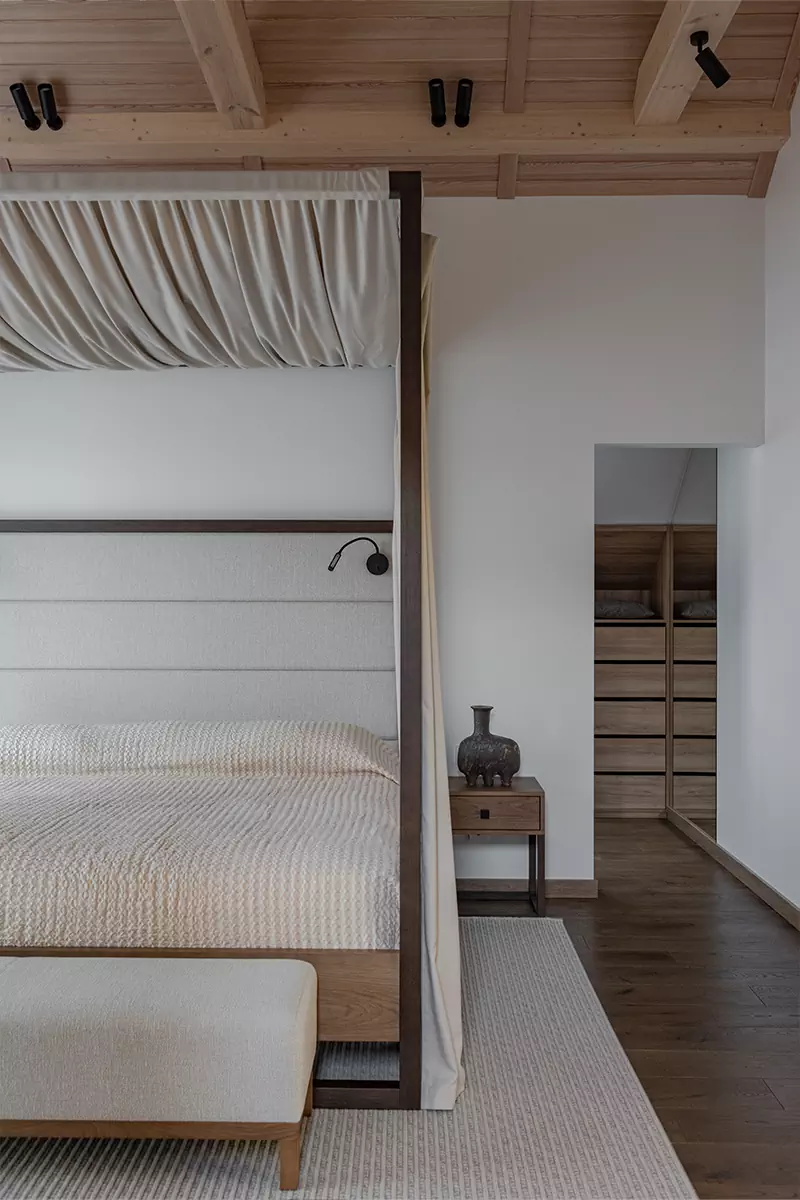 Воздушная лестница и микс теплых пород дерева в интерьере семейного дома в Беларуси — проект Игоря и Алёны Скаржевских