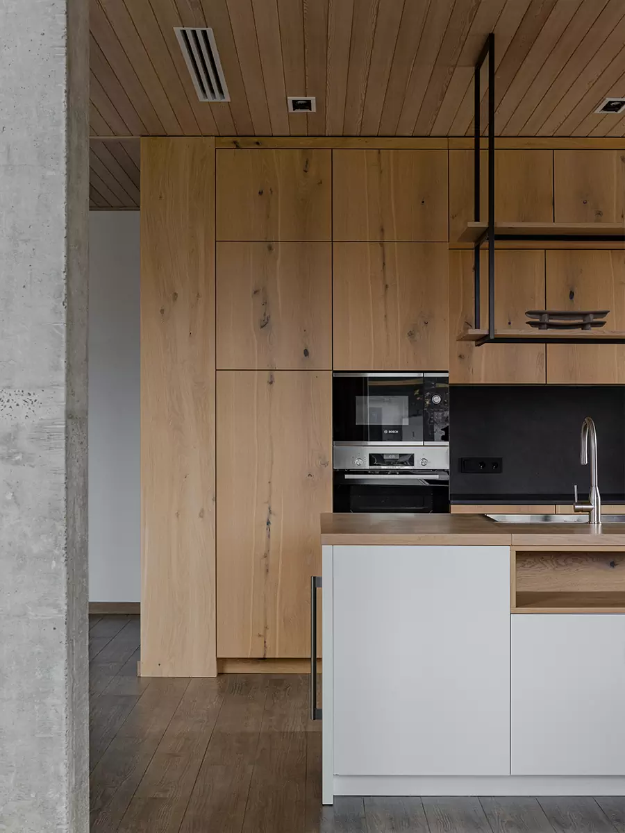 Воздушная лестница и микс теплых пород дерева в интерьере семейного дома в Беларуси — проект Игоря и Алёны Скаржевских