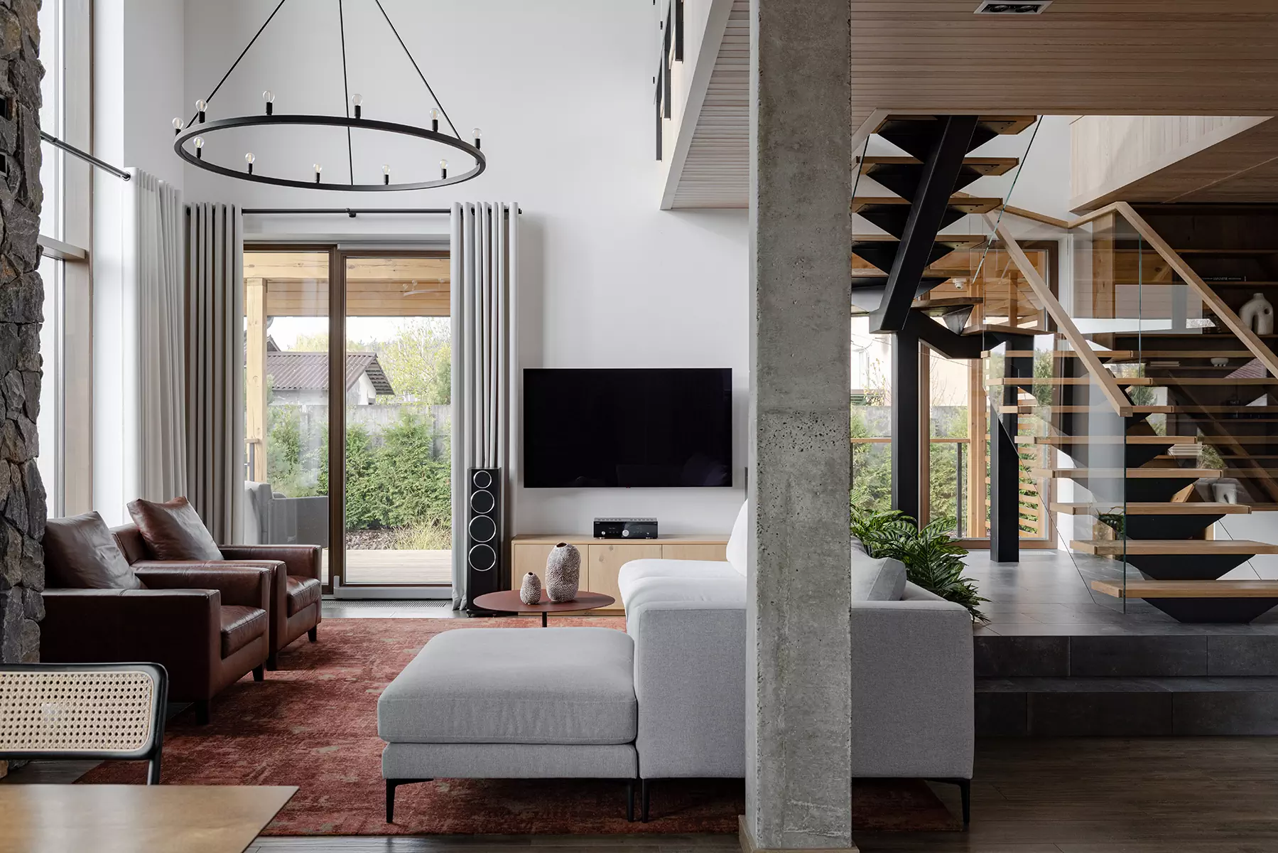 Воздушная лестница и микс теплых пород дерева в интерьере семейного дома в Беларуси — проект Игоря и Алёны Скаржевских