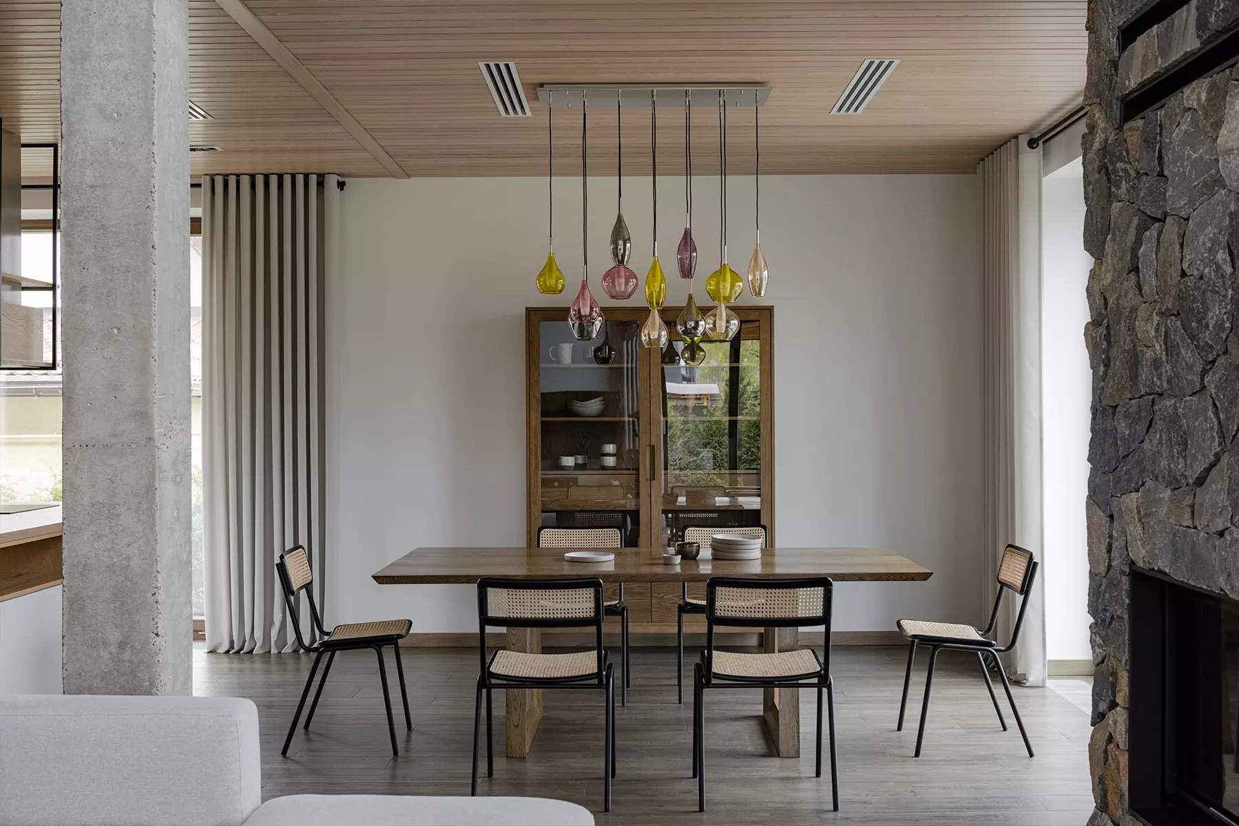 Воздушная лестница и микс теплых пород дерева в интерьере семейного дома в Беларуси — проект Игоря и Алёны Скаржевских