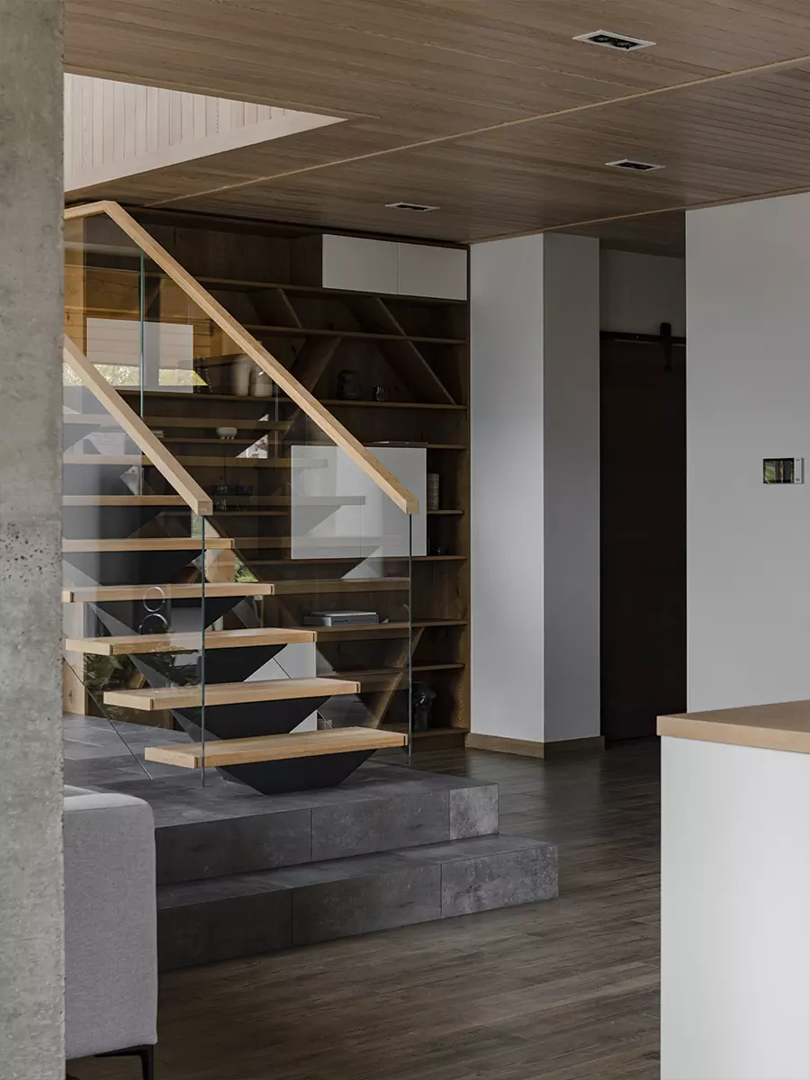 Воздушная лестница и микс теплых пород дерева в интерьере семейного дома в Беларуси — проект Игоря и Алёны Скаржевских
