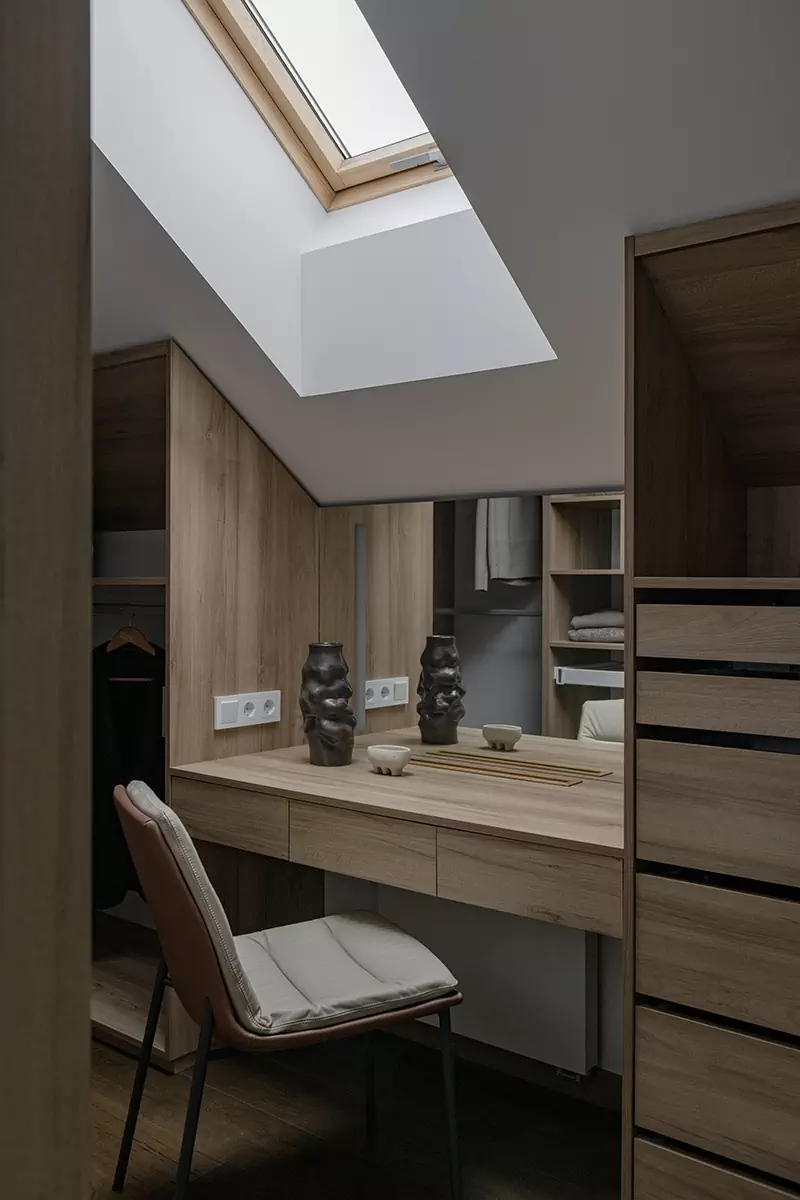 Воздушная лестница и микс теплых пород дерева в интерьере семейного дома в Беларуси — проект Игоря и Алёны Скаржевских