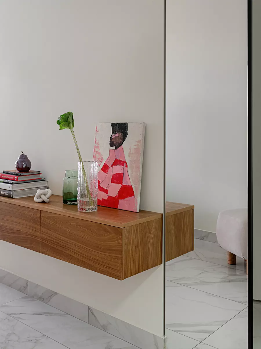 Цветные перегородки и мебель из ясеня в интерьере казанской студии маникюра — проект LR Design Atelier