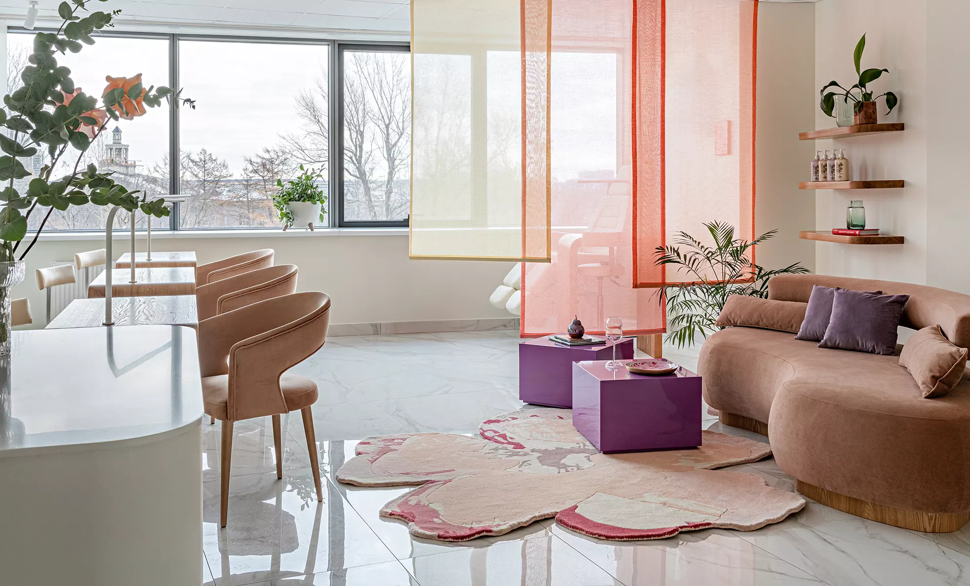 Цветные перегородки и мебель из ясеня в интерьере казанской студии маникюра — проект LR Design Atelier