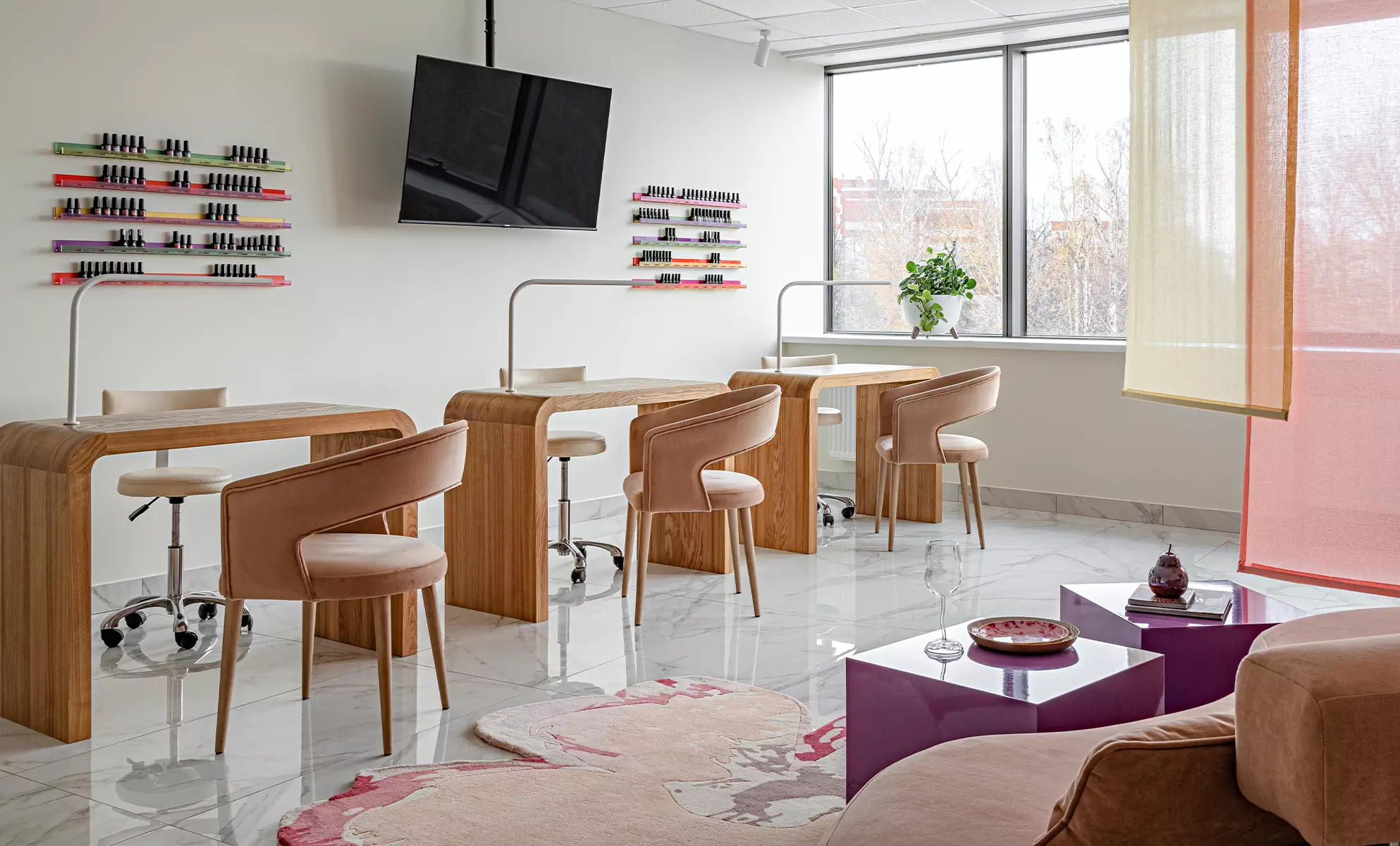 Цветные перегородки и мебель из ясеня в интерьере казанской студии маникюра — проект LR Design Atelier