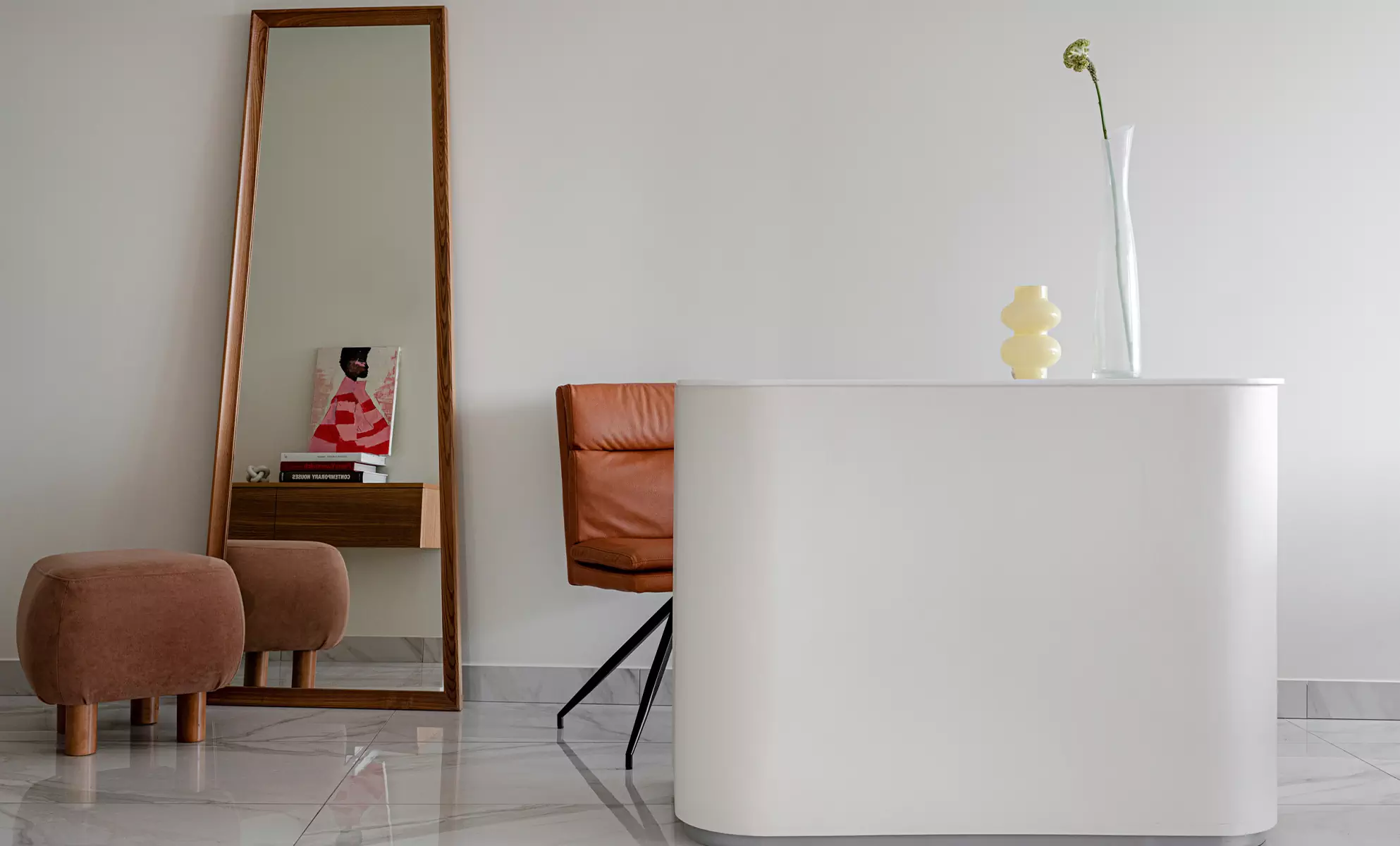 Цветные перегородки и мебель из ясеня в интерьере казанской студии маникюра — проект LR Design Atelier