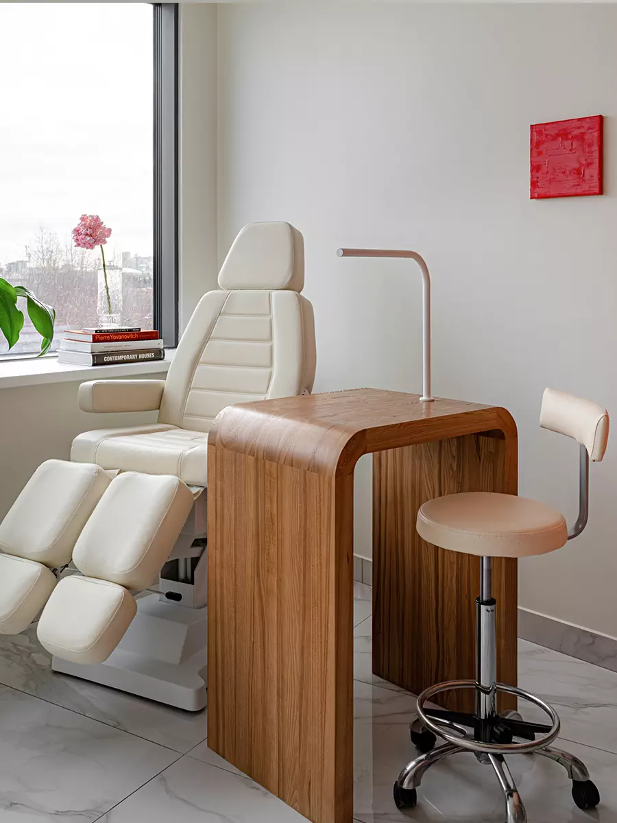 Цветные перегородки и мебель из ясеня в интерьере казанской студии маникюра — проект LR Design Atelier