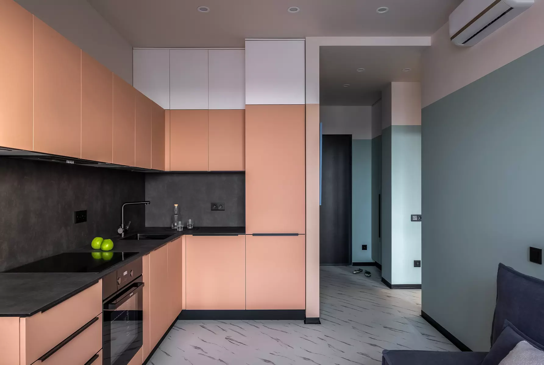 Пастельные тона и небанальные визуальные приемы в интерьере небольшой квартиры – проект Арт-студии «Мир»