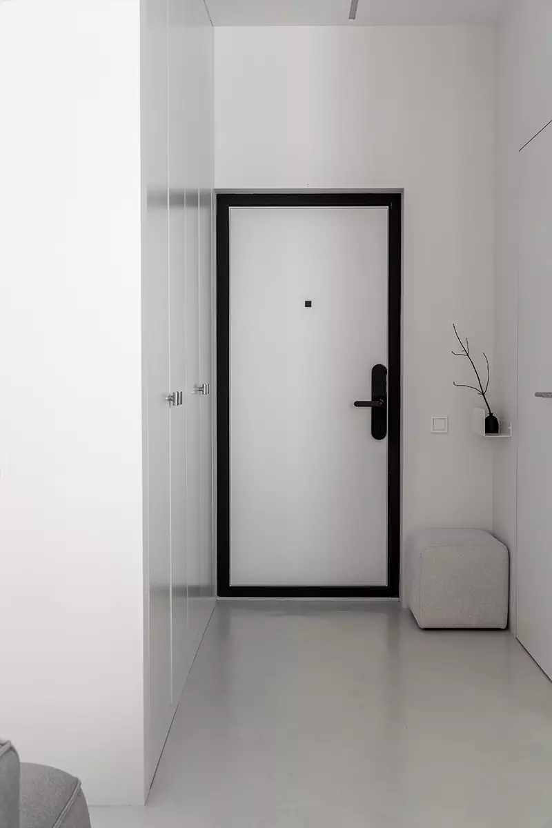 Сияние нержавеющей стали в лаконичном интерьере маленькой квартиры — проект студии Flatforfox Design