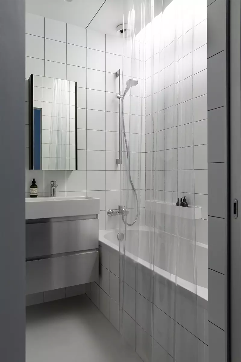 Сияние нержавеющей стали в лаконичном интерьере маленькой квартиры — проект студии Flatforfox Design