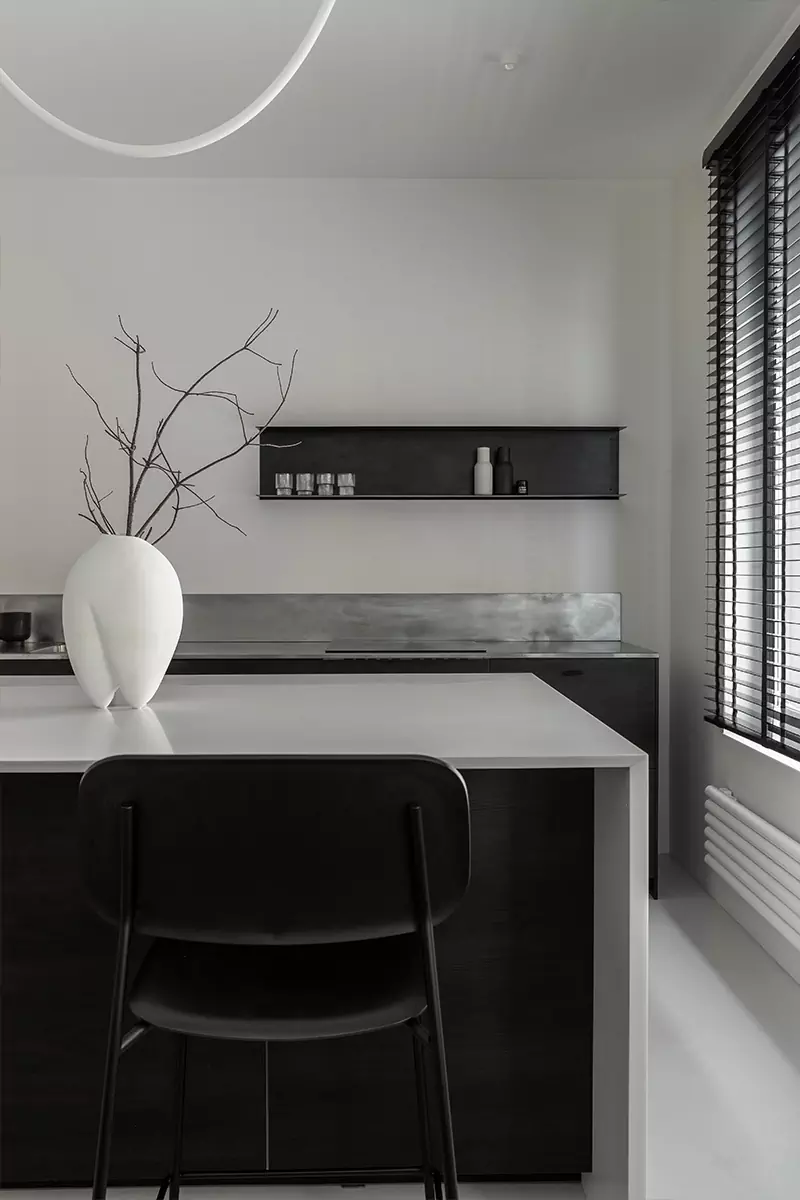 Сияние нержавеющей стали в лаконичном интерьере маленькой квартиры — проект студии Flatforfox Design