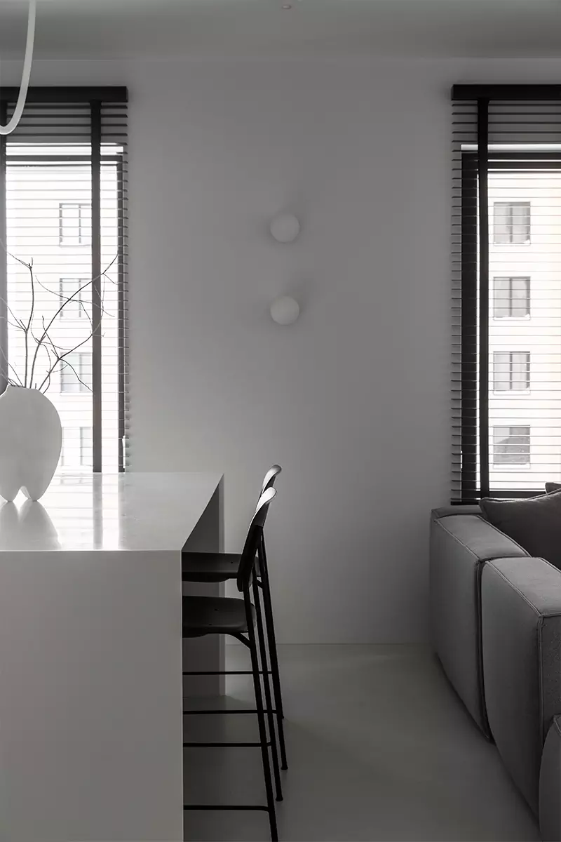 Сияние нержавеющей стали в лаконичном интерьере маленькой квартиры — проект студии Flatforfox Design