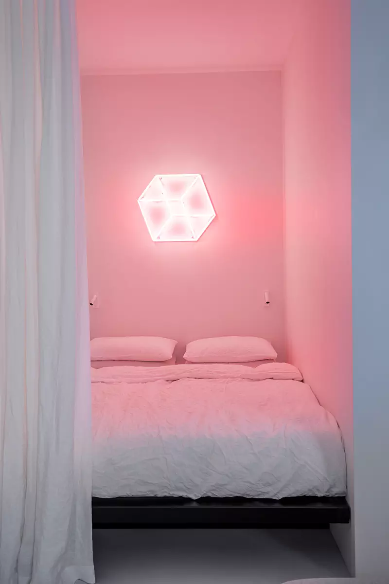 Сияние нержавеющей стали в лаконичном интерьере маленькой квартиры — проект студии Flatforfox Design