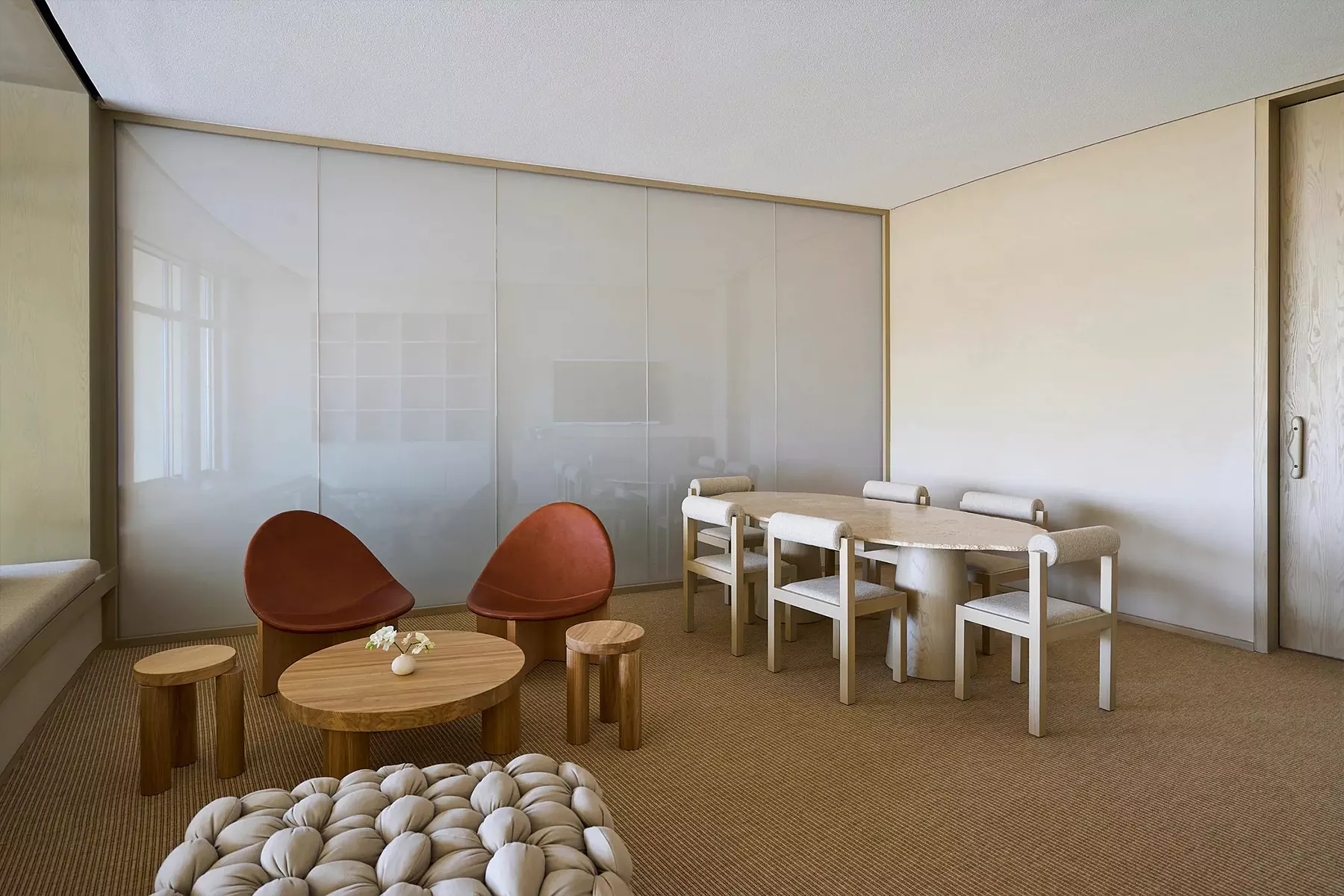 «Министерство магии»: многоуровневые лестницы в интерьере правительственного офиса в ОАЭ — проект Agata Kurzela Studio