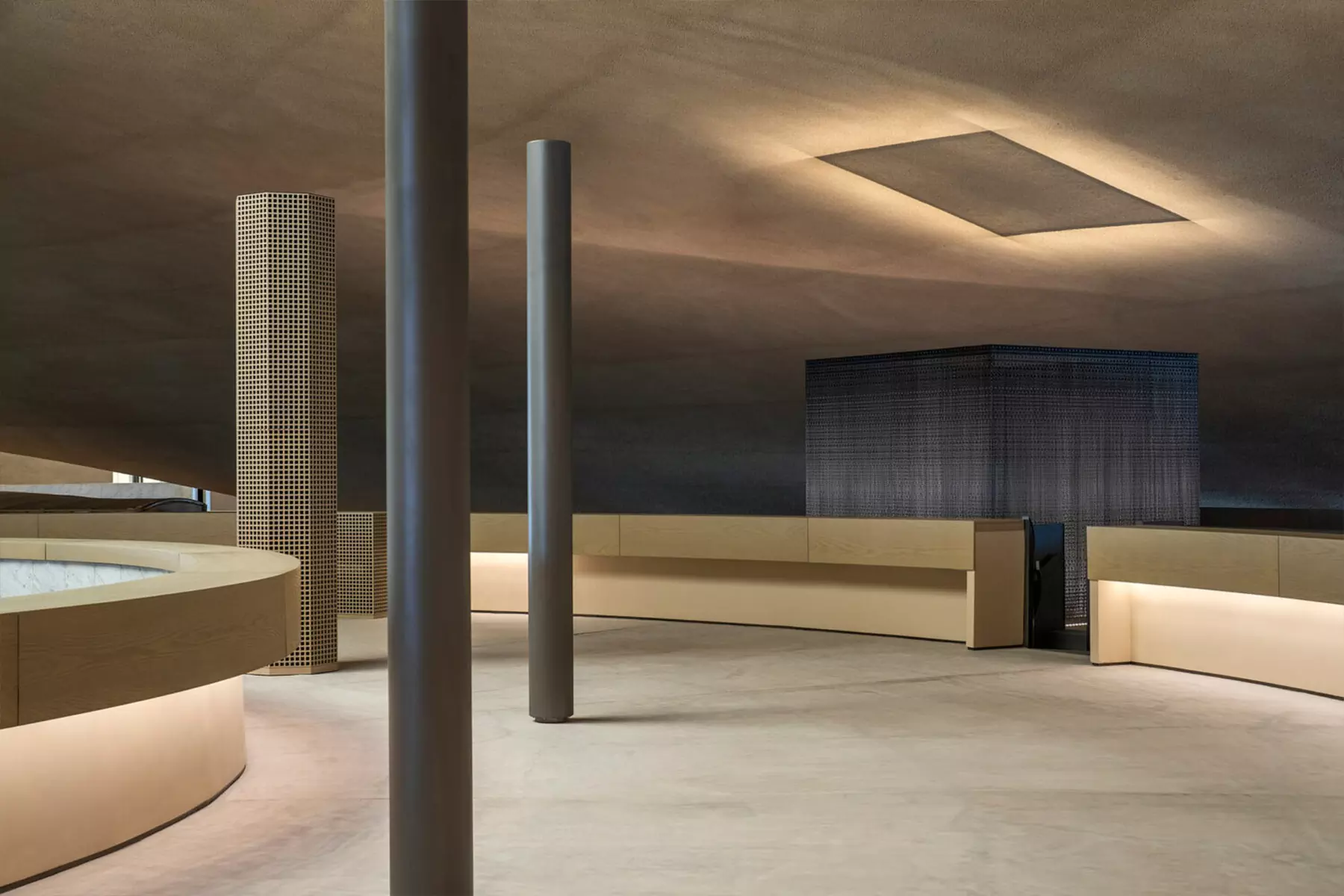 «Министерство магии»: многоуровневые лестницы в интерьере правительственного офиса в ОАЭ — проект Agata Kurzela Studio