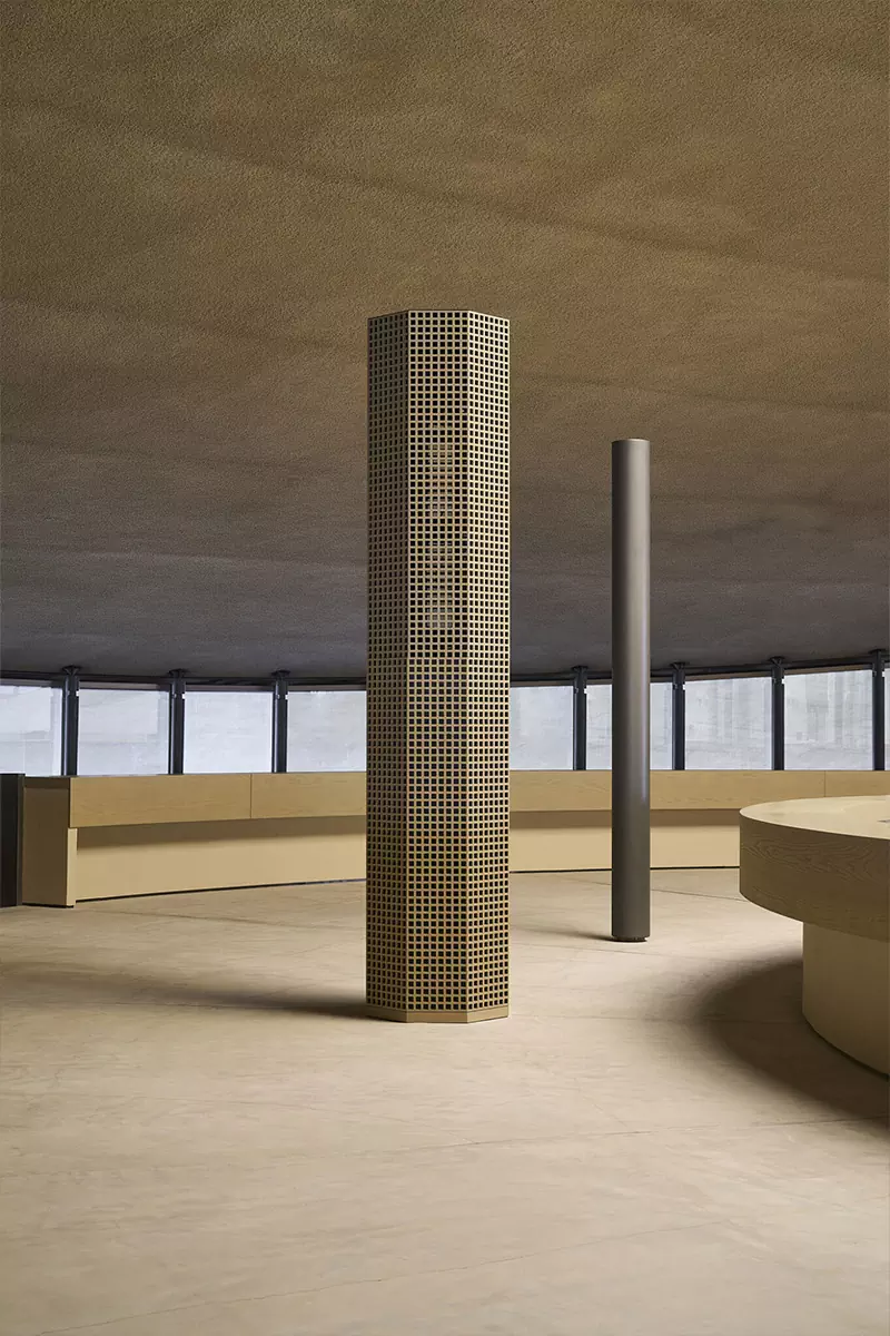 «Министерство магии»: многоуровневые лестницы в интерьере правительственного офиса в ОАЭ — проект Agata Kurzela Studio