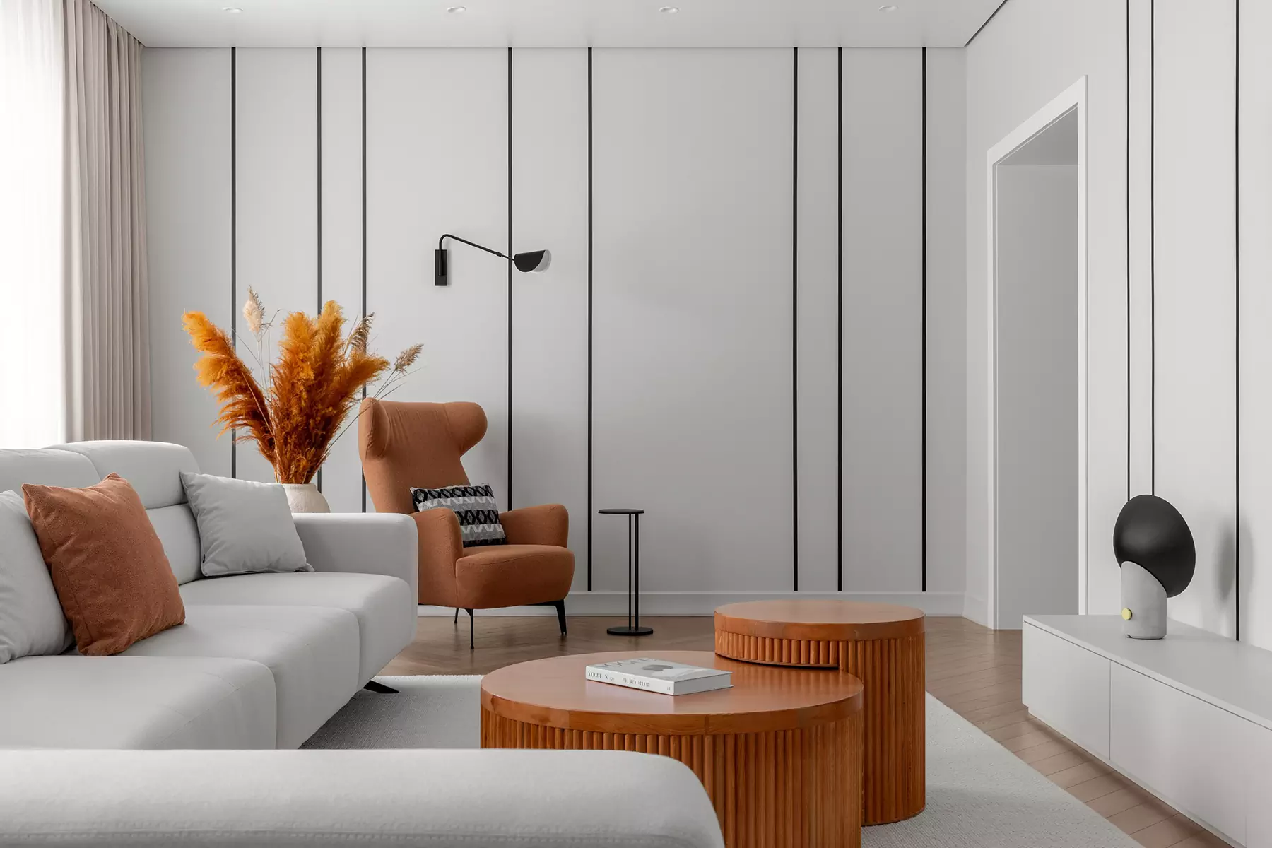 Яркие акценты и фактуры дерева в интерьере квартиры для мамы и дочки — проект Александры Геги