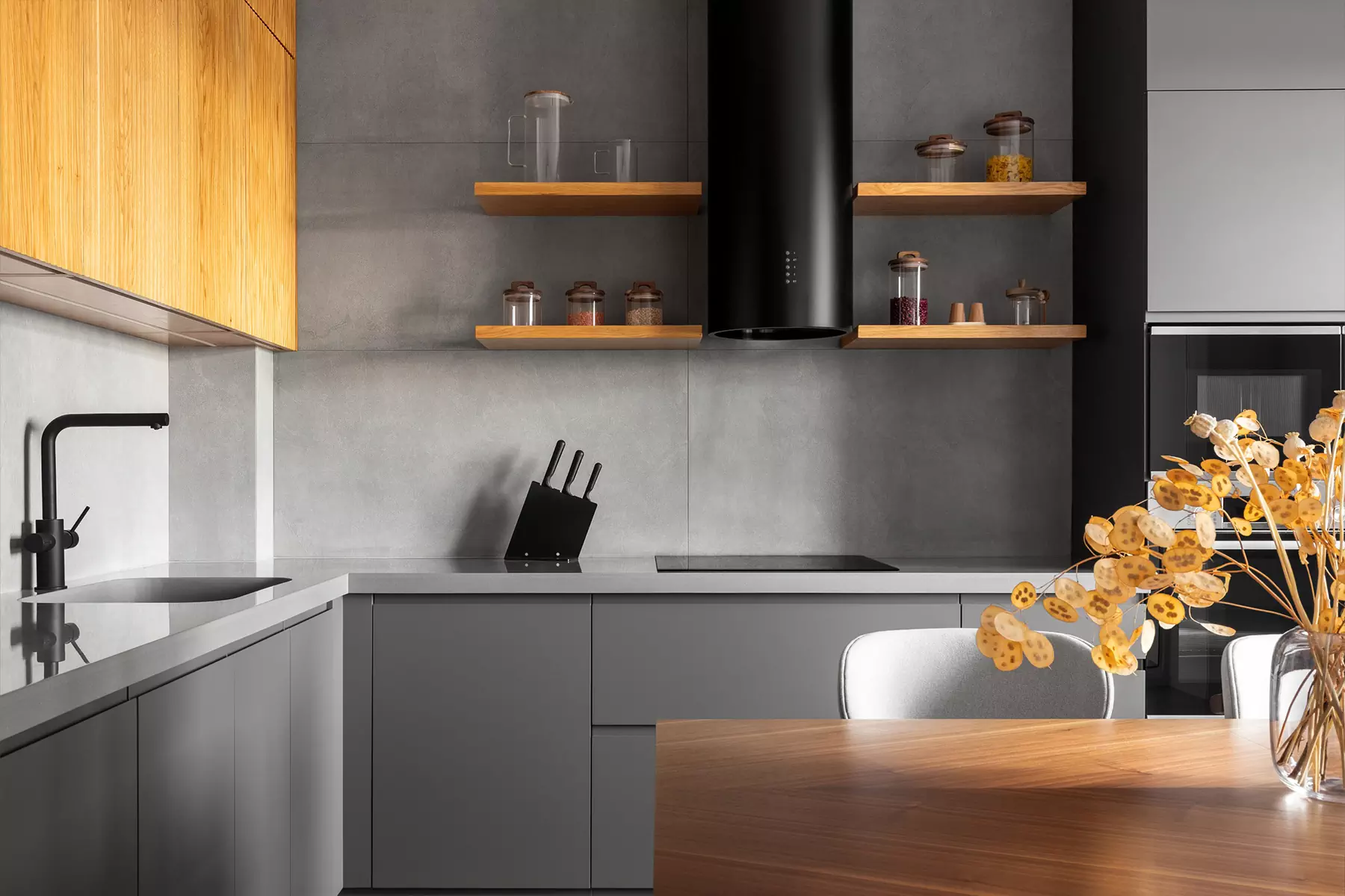 Яркие акценты и фактуры дерева в интерьере квартиры для мамы и дочки — проект Александры Геги