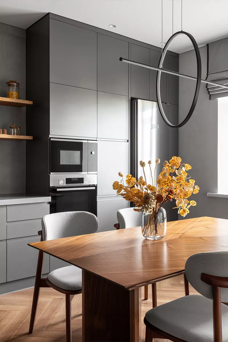 Яркие акценты и фактуры дерева в интерьере квартиры для мамы и дочки — проект Александры Геги