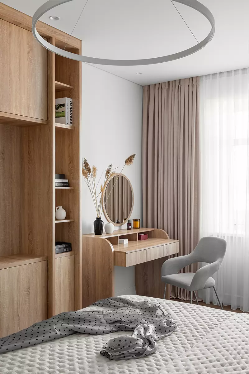 Яркие акценты и фактуры дерева в интерьере квартиры для мамы и дочки — проект Александры Геги