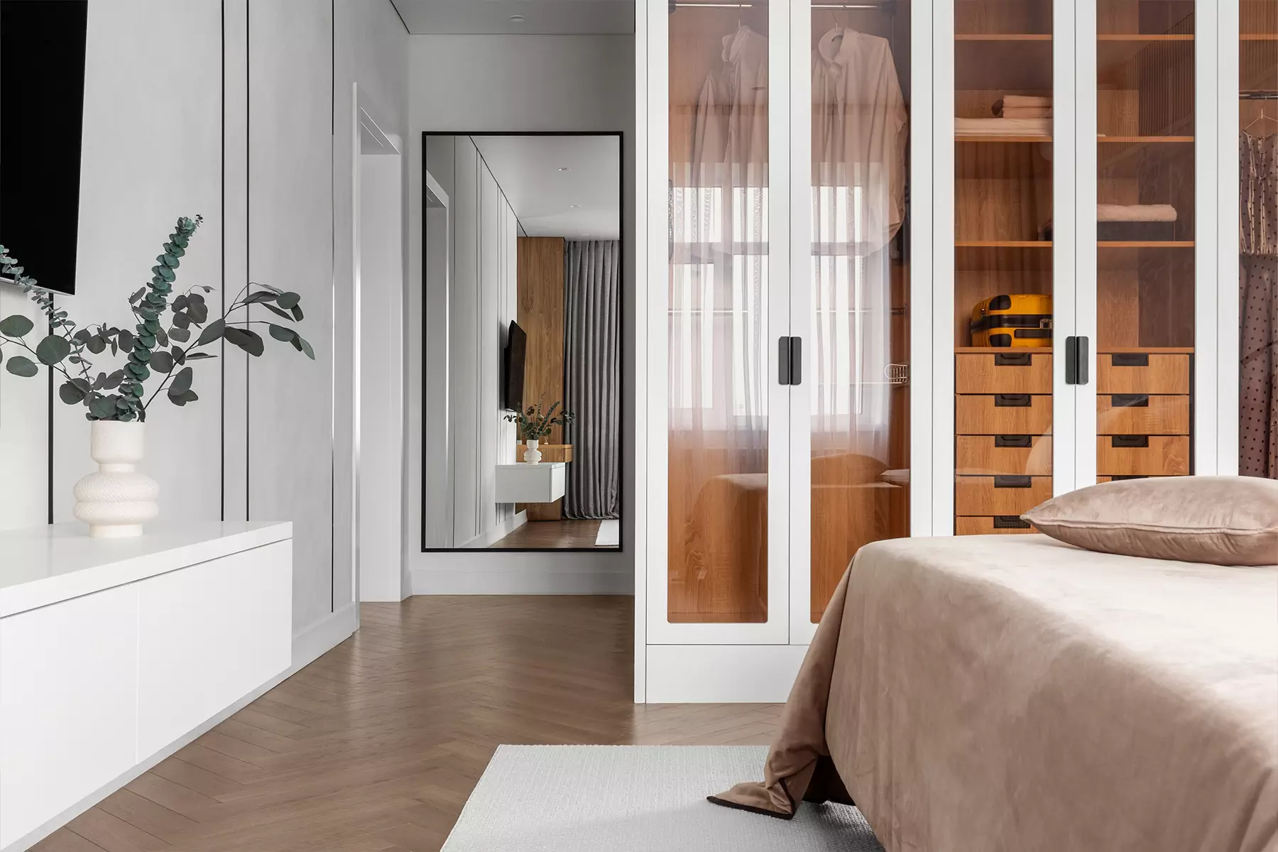 Яркие акценты и фактуры дерева в интерьере квартиры для мамы и дочки — проект Александры Геги