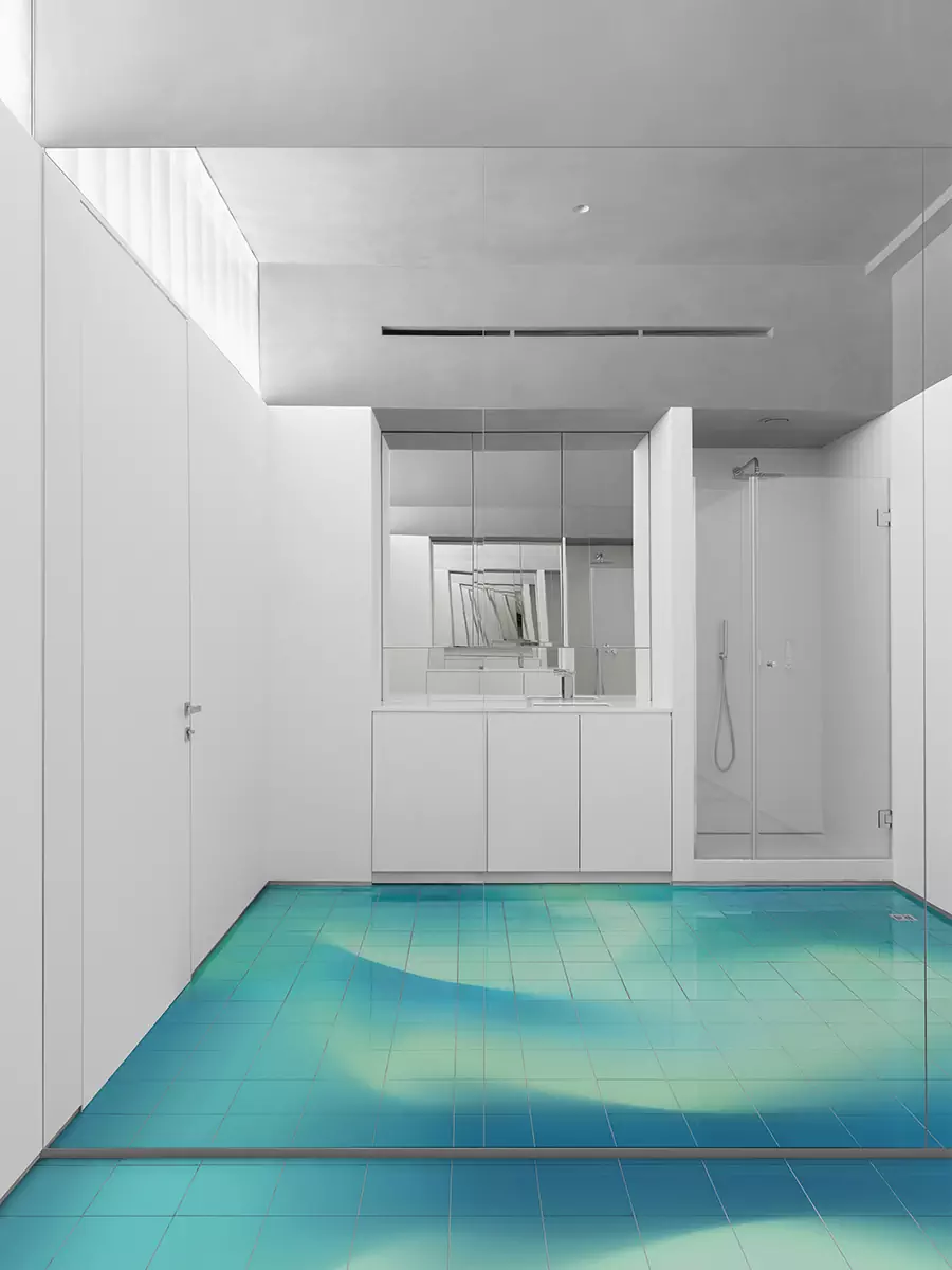 Футуристичный интерьер салона красоты с градиентным полом и деталями из стали — проект Елены Локастовой