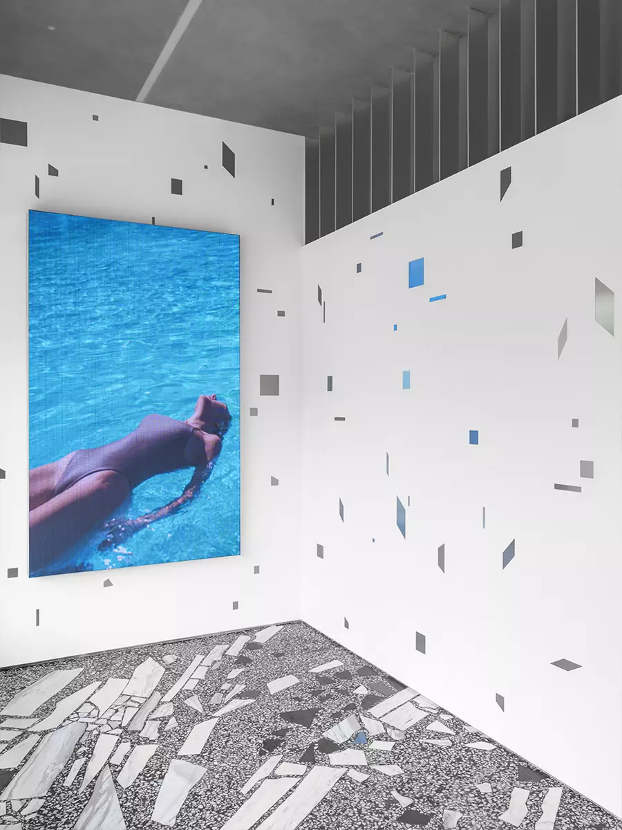 Футуристичный интерьер салона красоты с градиентным полом и деталями из стали — проект Елены Локастовой