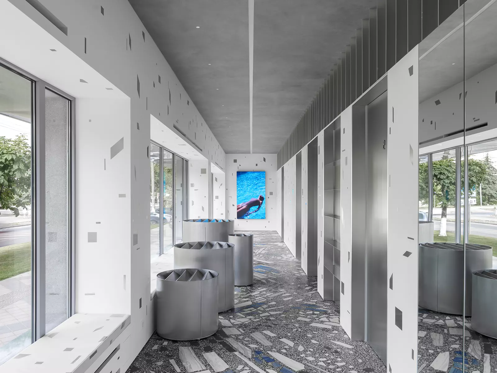 Футуристичный интерьер салона красоты с градиентным полом и деталями из стали — проект Елены Локастовой