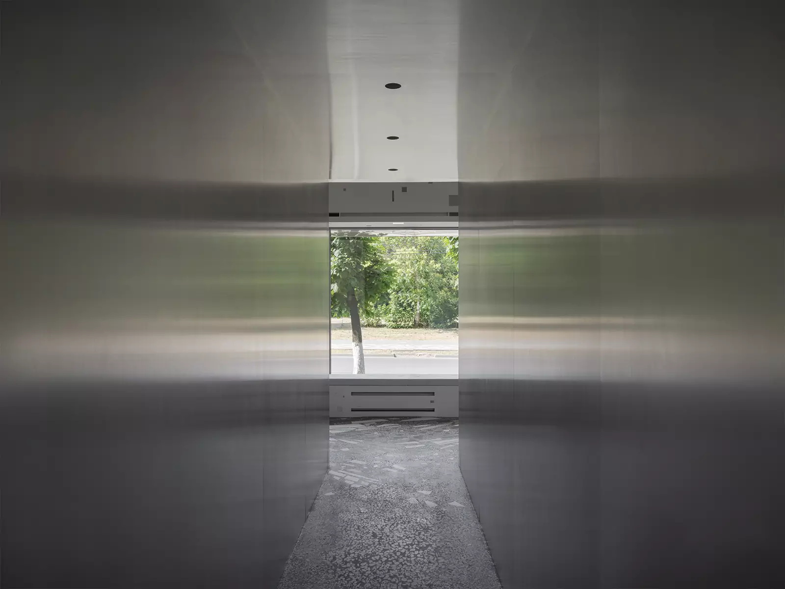 Футуристичный интерьер салона красоты с градиентным полом и деталями из стали — проект Елены Локастовой