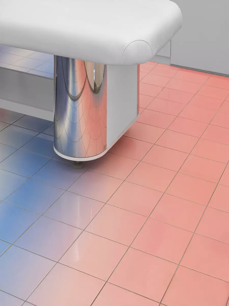 Футуристичный интерьер салона красоты с градиентным полом и деталями из стали — проект Елены Локастовой