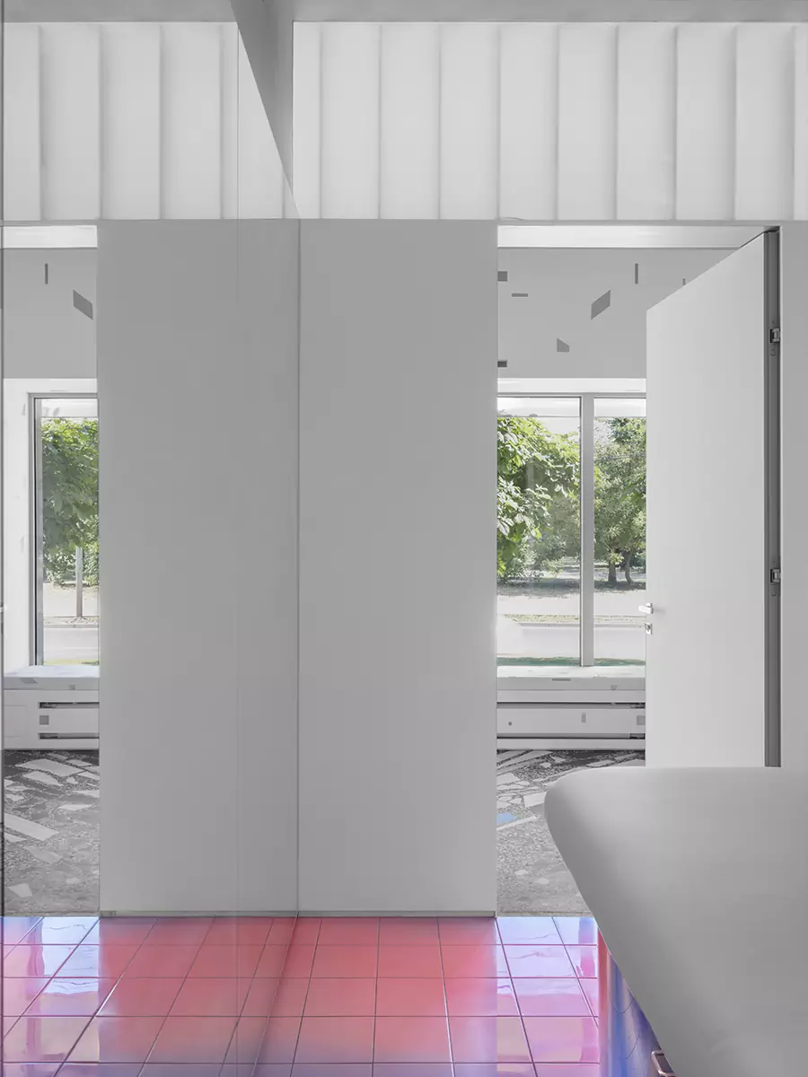 Футуристичный интерьер салона красоты с градиентным полом и деталями из стали — проект Елены Локастовой