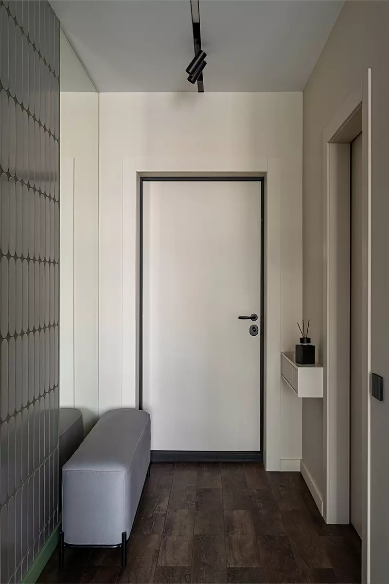 Темно-зеленые акценты и строгие вертикали в интерьере квартиры для молодого человека — проект Ксении Крыловой