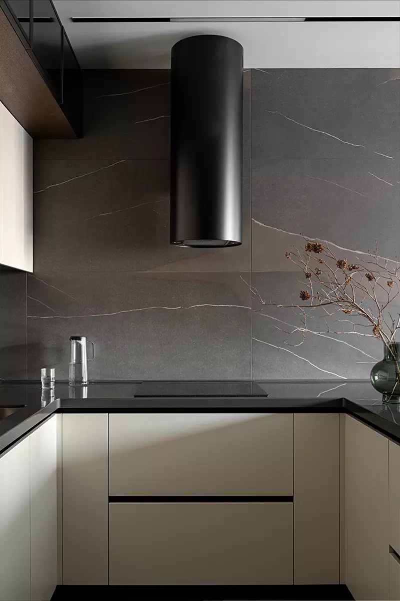 Темно-зеленые акценты и строгие вертикали в интерьере квартиры для молодого человека — проект Ксении Крыловой