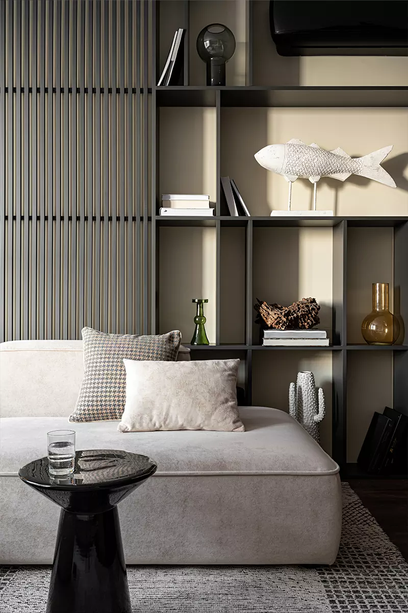 Темно-зеленые акценты и строгие вертикали в интерьере квартиры для молодого человека — проект Ксении Крыловой