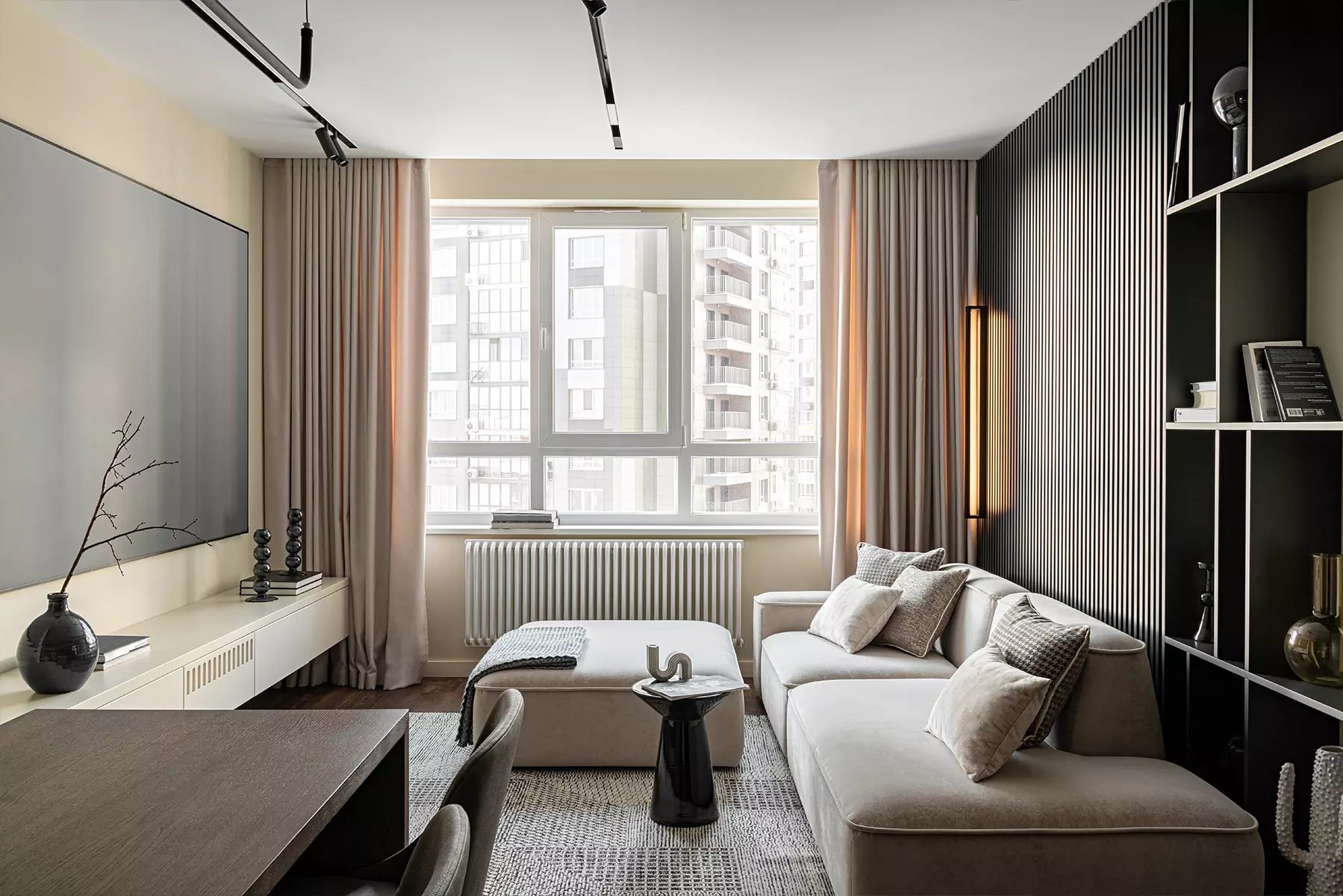 Темно-зеленые акценты и строгие вертикали в интерьере квартиры для молодого человека — проект Ксении Крыловой