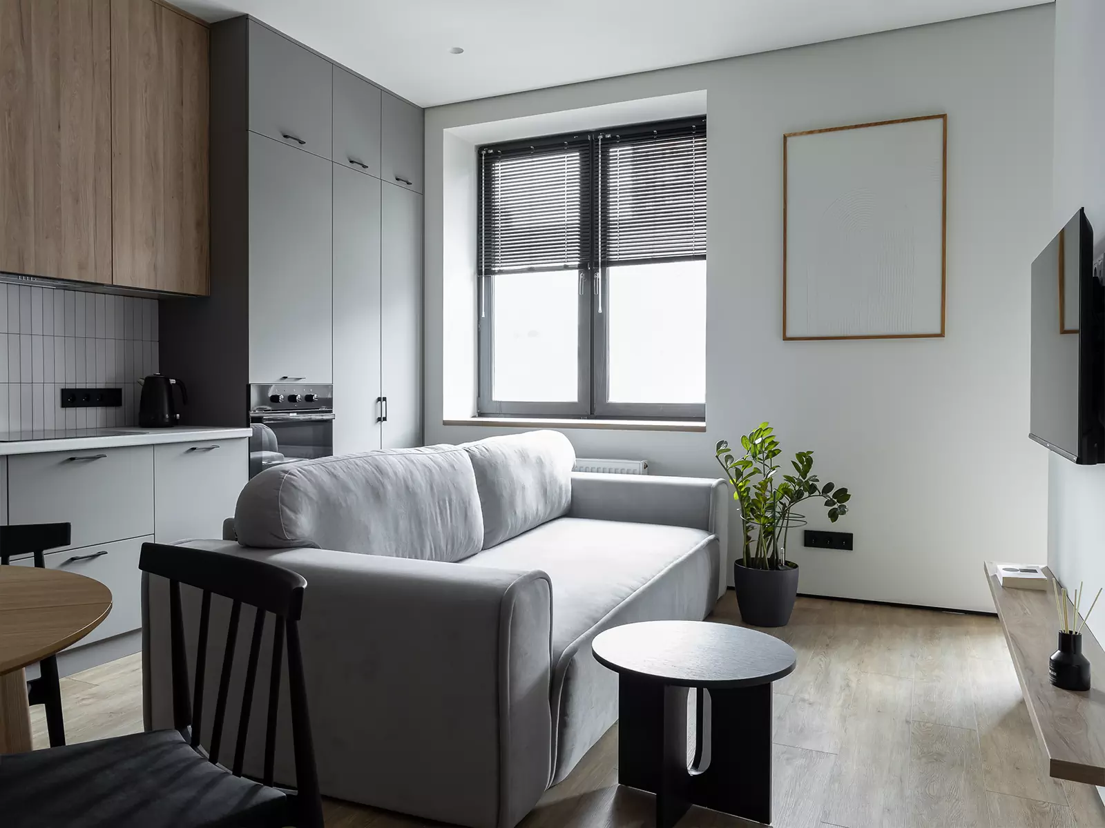 Эргономичные решения и спокойная палитра в интерьере маленькой квартиры для сдачи в аренду — проект студии URAL Interior