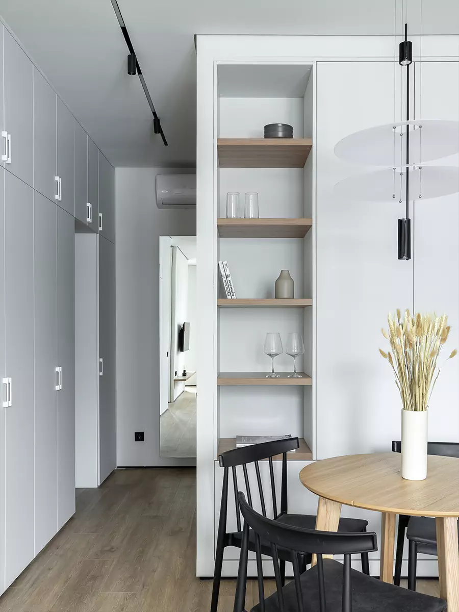 Эргономичные решения и спокойная палитра в интерьере маленькой квартиры для сдачи в аренду — проект студии URAL Interior