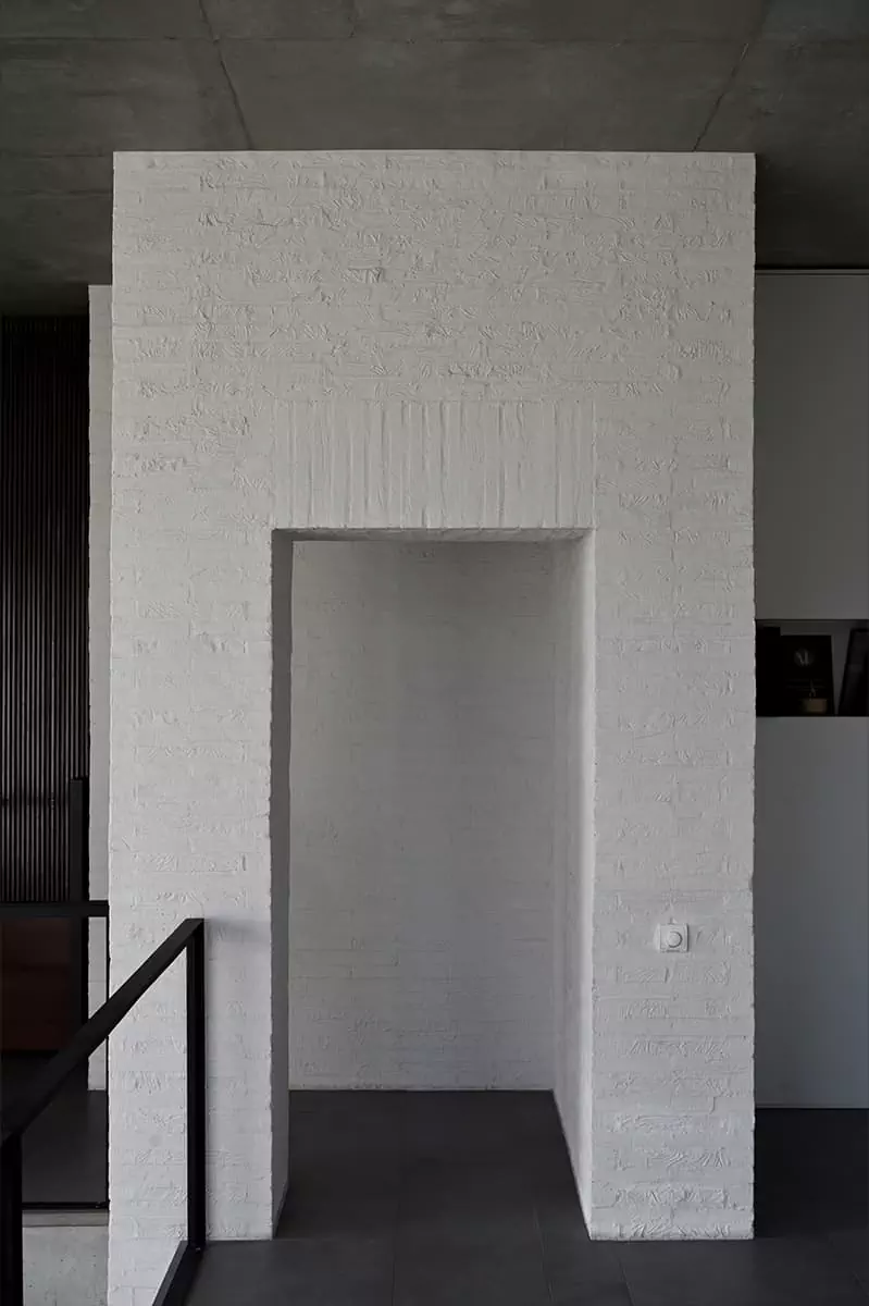 Спокойные бетонные поверхности и окна без рам в интерьере офиса архитекторов — проект архитектурного бюро Chado