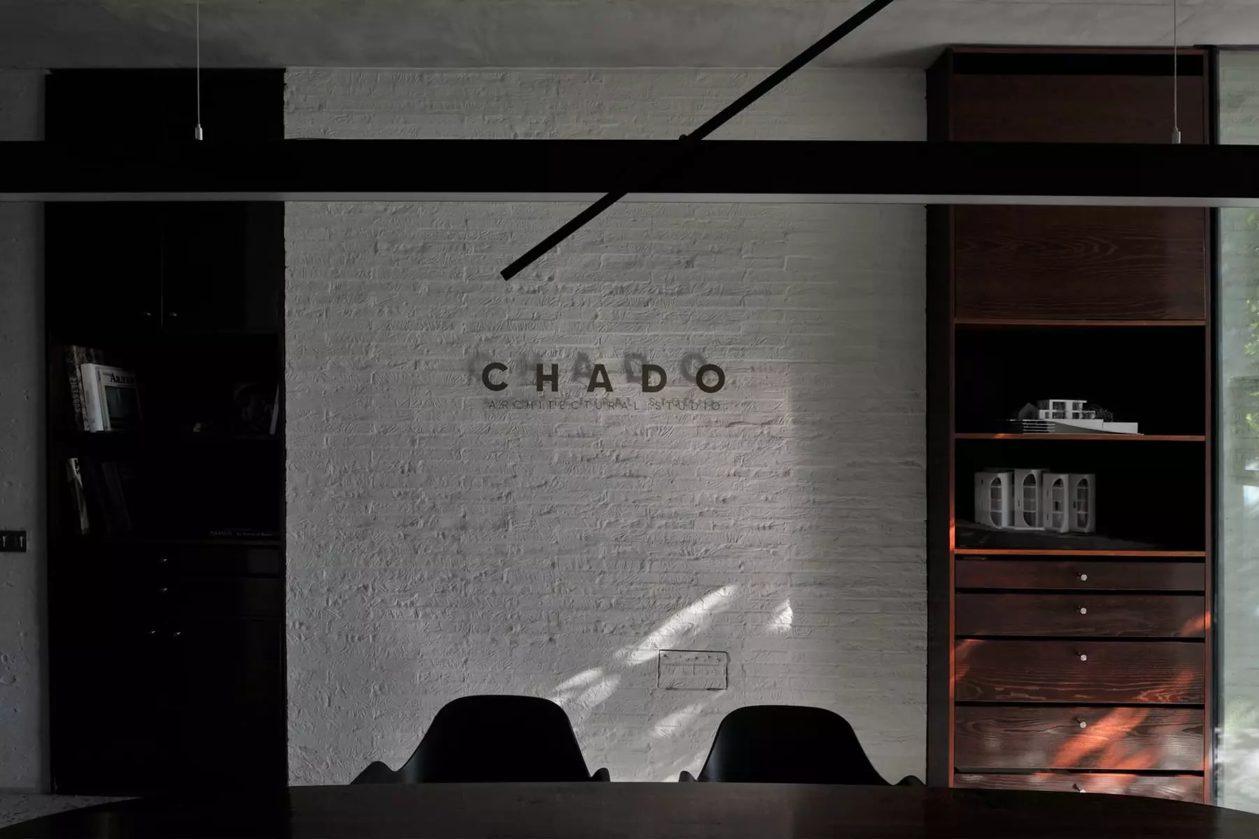 Спокойные бетонные поверхности и окна без рам в интерьере офиса архитекторов — проект архитектурного бюро Chado