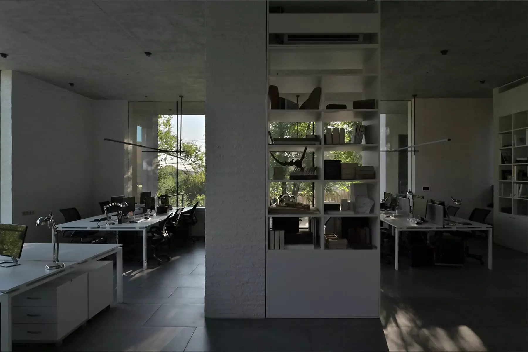 Спокойные бетонные поверхности и окна без рам в интерьере офиса архитекторов — проект архитектурного бюро Chado