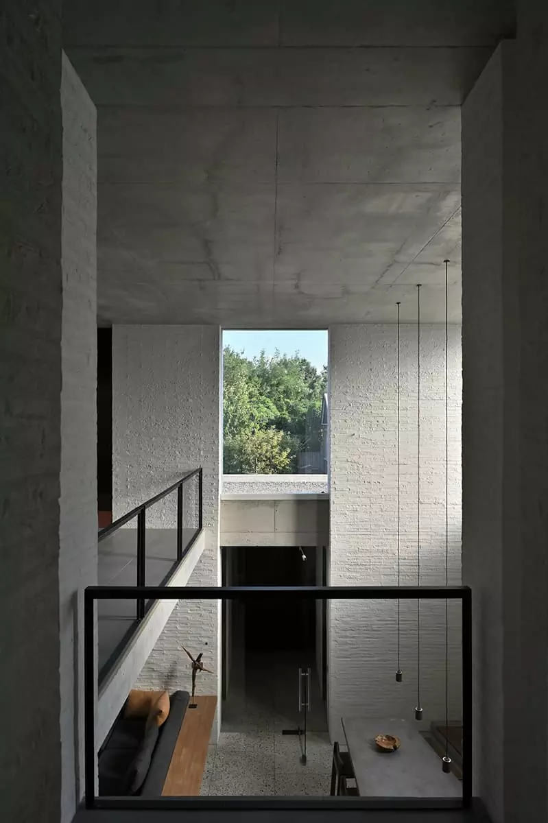 Спокойные бетонные поверхности и окна без рам в интерьере офиса архитекторов — проект архитектурного бюро Chado