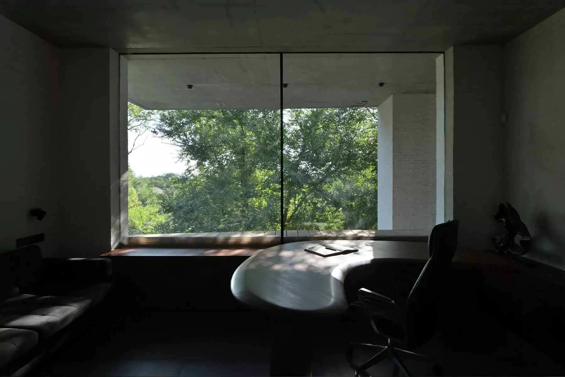 Спокойные бетонные поверхности и окна без рам в интерьере офиса архитекторов — проект архитектурного бюро Chado