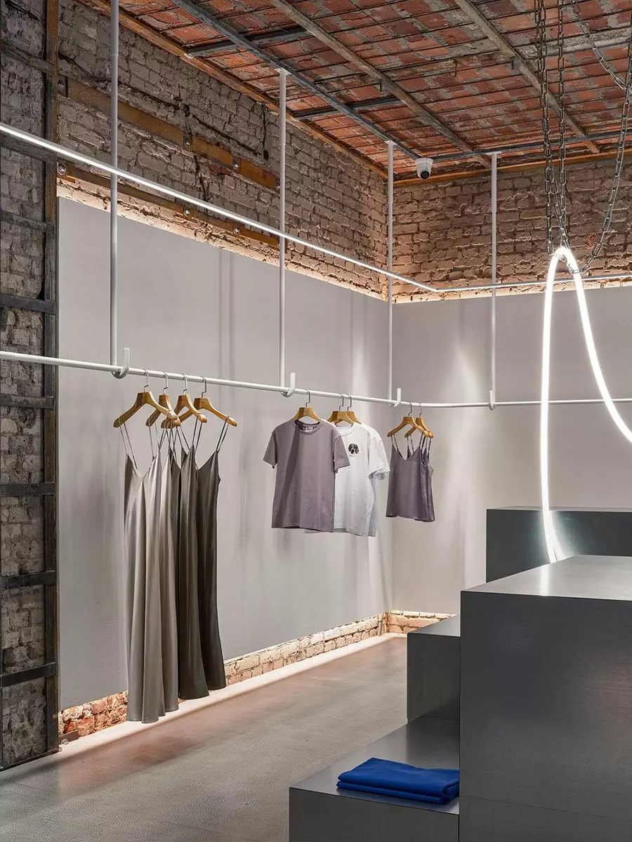 Историческая кирпичная кладка и строгость стали в интерьере калининградского шоурума — проект Дарьи Белецкой