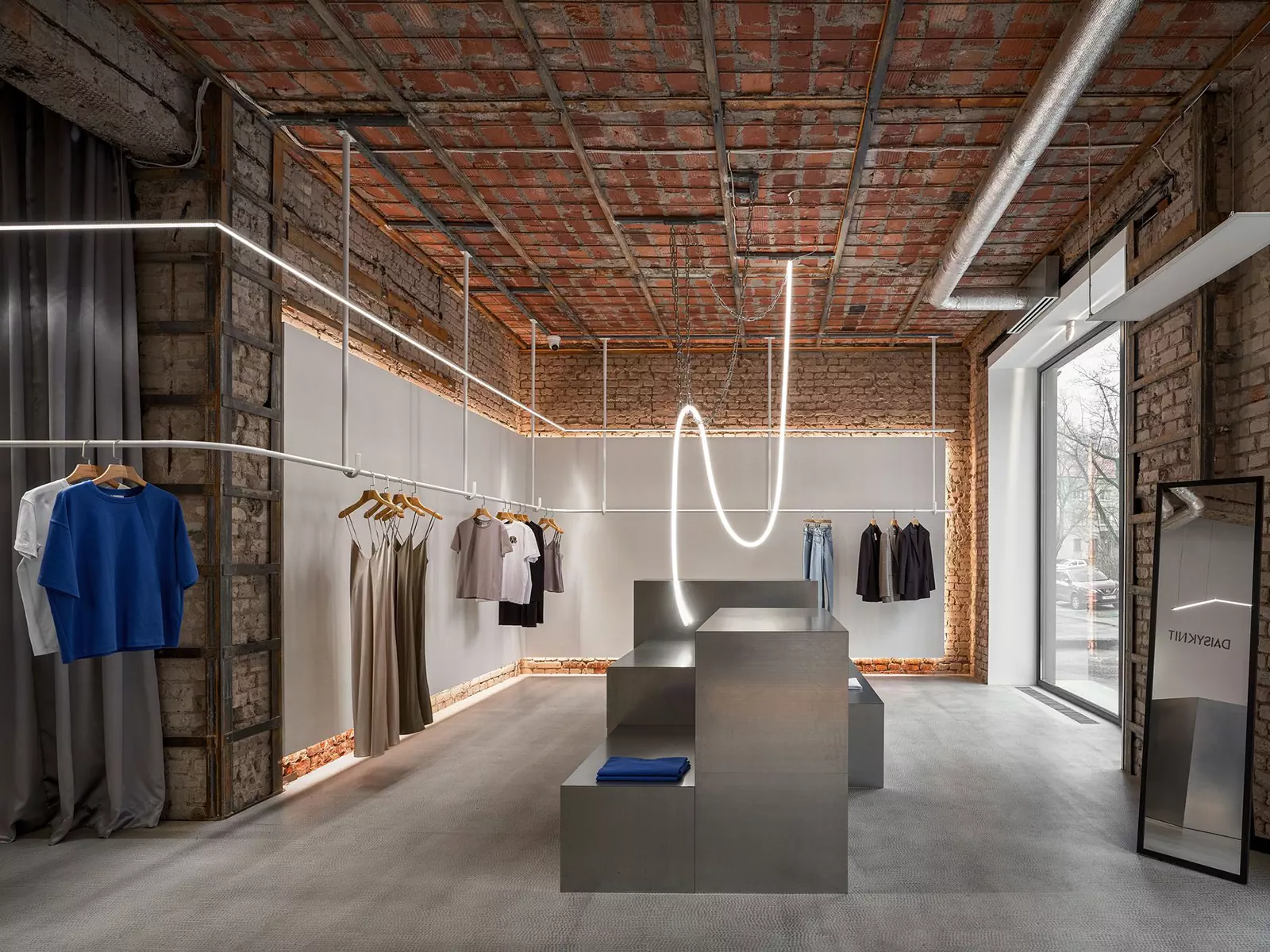 Историческая кирпичная кладка и строгость стали в интерьере калининградского шоурума — проект Дарьи Белецкой