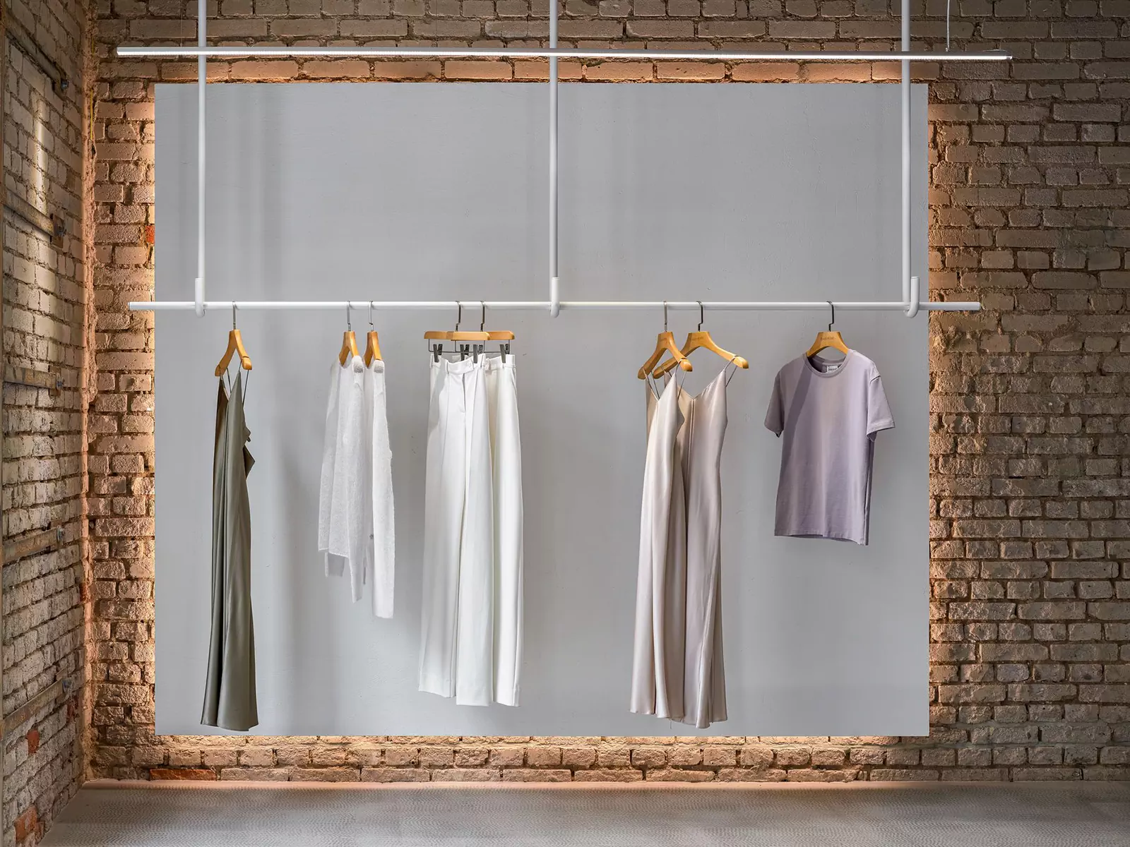 Историческая кирпичная кладка и строгость стали в интерьере калининградского шоурума — проект Дарьи Белецкой